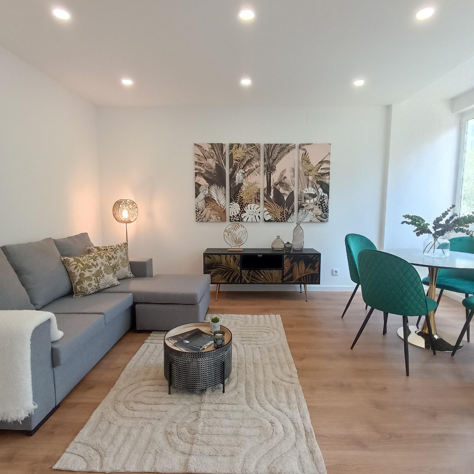 BENFICA | AV. URUGUAI | T4 EM T3 | REMODELADO A ESTREAR | SALA 43m2 | COZINHA OPEN SPACE | 2 VARANDAS